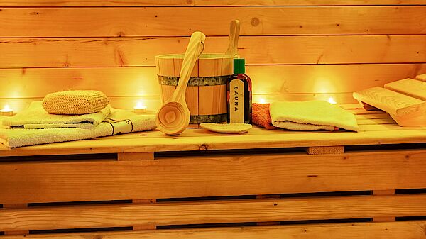 sauna, sauna aromaterapica alle erbe, cestino, legno, oli, aroma, candele, asciugamano