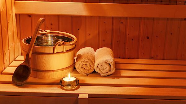 sauna, benessere, relax, wellness, benefici, benefici sauna, asciugamani, cestino, candela, calore, caldo, legno, sauna, sauna finlandese, panca, legno, sauna in legno, sauna tradizionale, finlandese, sano, salute, vantaggi, vantaggi sauna