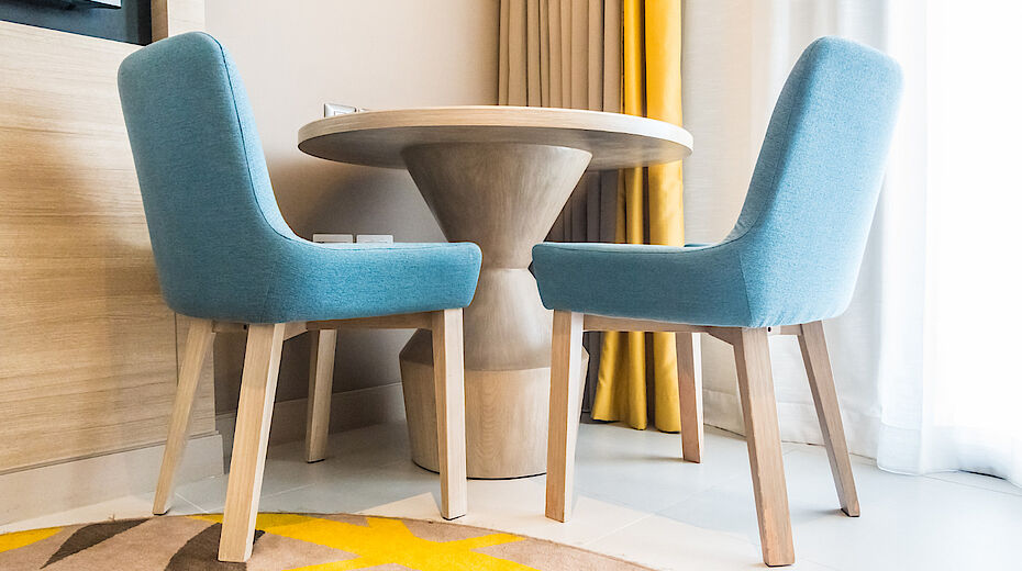 “Sedute di stile”, l’eleganza contemporanea di sedie e poltrone