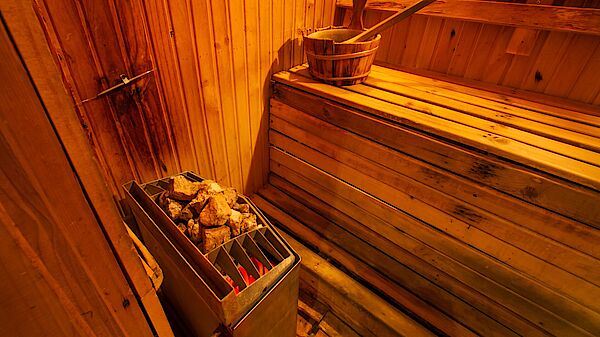 sauna, cosa fare dopo la sauna, stufa di legno, relax, benessere, panca, cestino, pietra, sauna finlandese